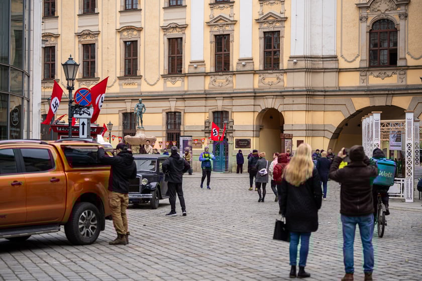 Plan zdjęciowy w okolicach Uniwersytetu Wrocławskiego. - Z uwagi na szczególne tło historyczne serialu (nazistowskie Niemcy lat 30. XX wieku), w przestrzeni miasta powstaną plany scenograficzne, uwzględniające określone znaki i symbole, charakterystyczne dla danego okresu historycznego, których nie należy w żaden sposób interpretować dosłownie – są jedynie dekoracją do filmu - informuje producent filmu